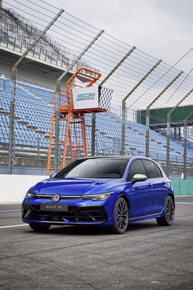 How many Volkswagen Golf R wallpapers are there?