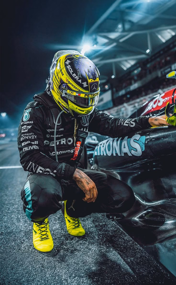 How many Lewis Hamilton 4K wallpapers are there?