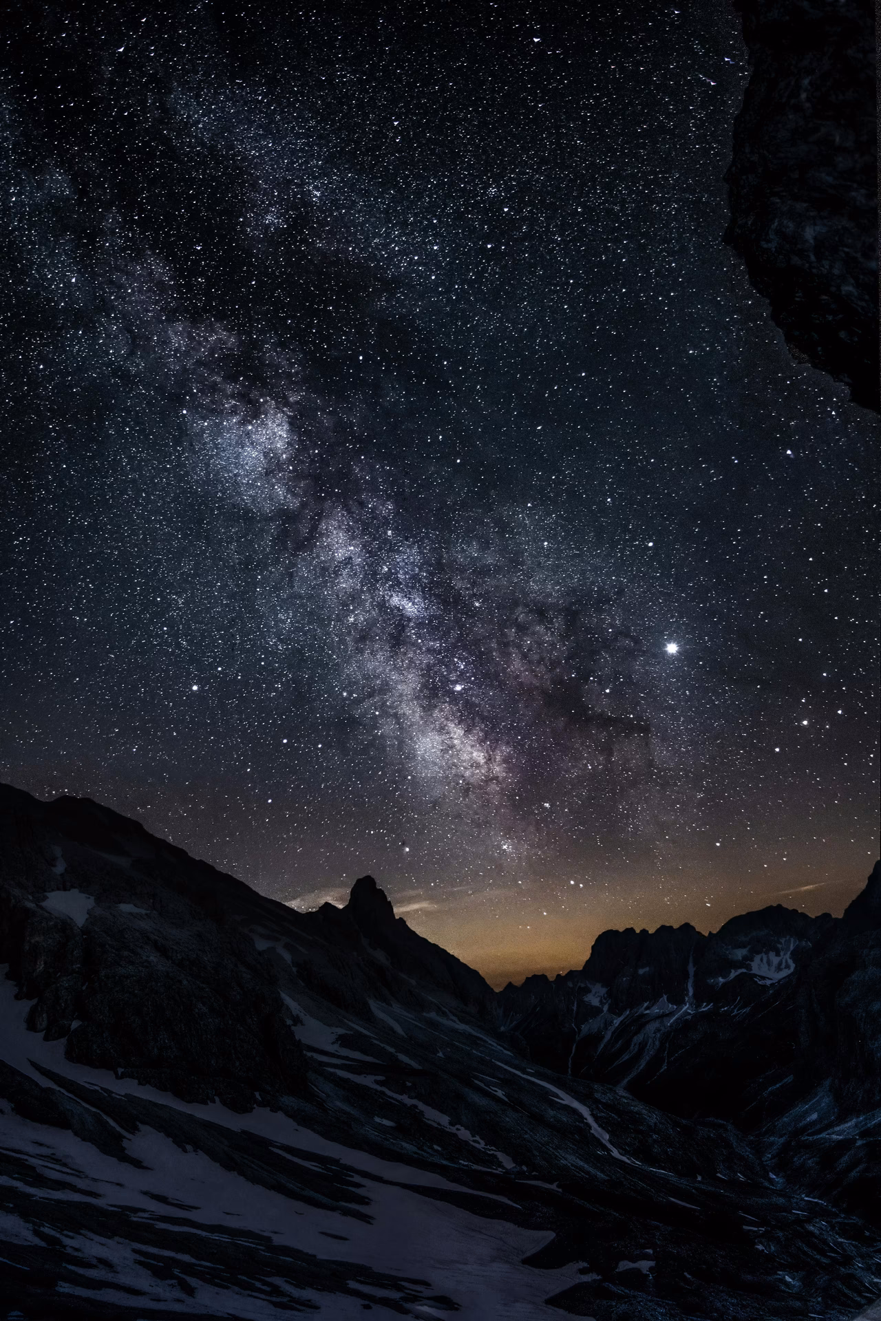 How many images are there in the nighttime wallpaper collection?