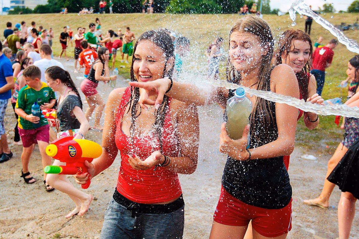 How do you play Water Wars?